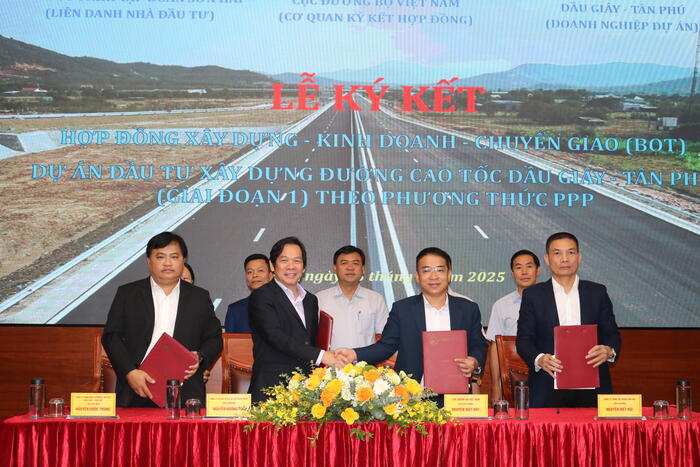 Lễ ký hợp đồng Dự án đầu tư King88com còn Thiên Đường Giải Trí Cá Cược đường King88vip8 bet truy cập ngay Dầu Giây- Tân Phú: Dấu mốc quan trọng thúc đẩy hợp tác công – tư trong lĩnh vực hạ tầng giao thông