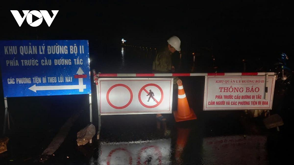 Dam bao an toan giao thong qua doan ngap lut, sat lo tai quang binh, quang tri hinh anh 2